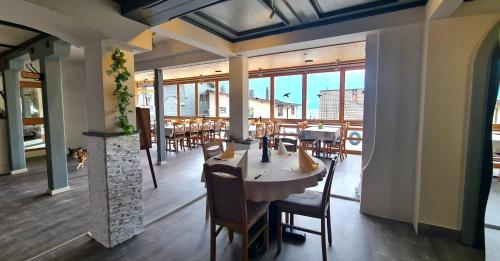 فندق روسلي في Oberried: غرفة طعام مع طاولة وكراسي ونوافذ