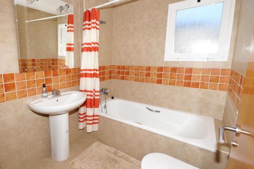 y baño con lavabo, bañera y aseo. en 3 Bedroom Townhouse Benahavis Village, en Benahavís