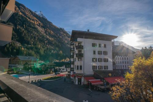 uma vista para um edifício com uma montanha ao fundo em Chamonix Sud studio with Mont Blanc views em Chamonix-Mont-Blanc