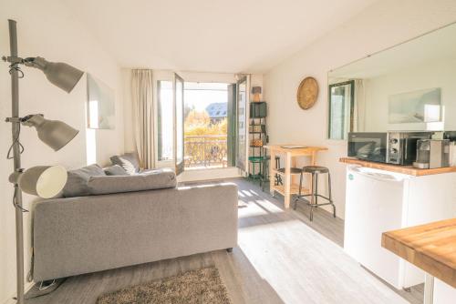 uma sala de estar com um sofá e uma cozinha em Chamonix Sud studio with Mont Blanc views em Chamonix-Mont-Blanc