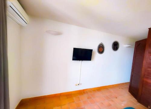 TV a/nebo společenská místnost v ubytování Un petit coin de soleil au Paradis
