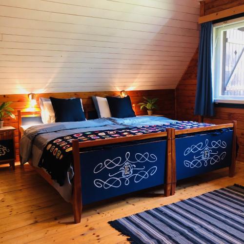 Кровать или кровати в номере Red Beech Cabin - Lake Bohinj & Triglav National Park retreat