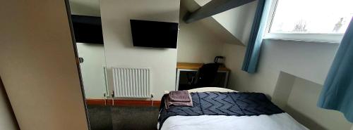Uma TV ou centro de entretenimento em Lake District Stay - Dalton Room