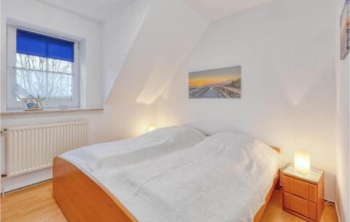 - une chambre blanche avec un lit et une fenêtre dans l'établissement Fewo Neuschnberg 2, Og, à Neu Schönberg