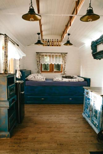ein Schlafzimmer mit einem blauen Bett und einem Fenster in der Unterkunft Chata u lesa RANCH NA HRANICI in Baška