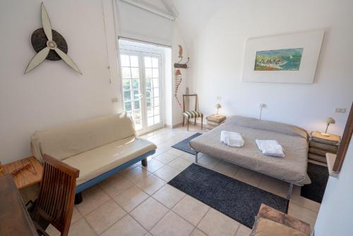 a living room with a couch and a table at Villa Crisci Appartamenti Selene e Sirio in Vasto