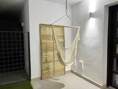 een hangmat hangend aan een muur in een kamer bij Flamingo Mojácar in Mojácar