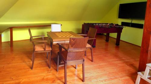 een woonkamer met een tafel en een schaakbord bij Apartmán RAST in Třebíč