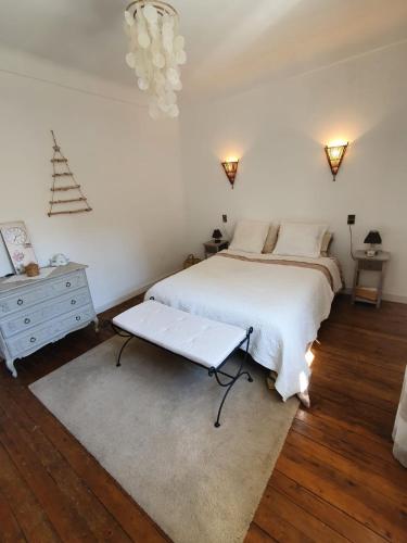 Ένα ή περισσότερα κρεβάτια σε δωμάτιο στο LA CHAMADE maison de village climatisée