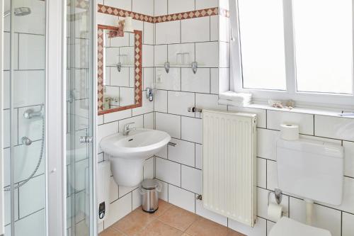 a bathroom with a sink and a toilet and a mirror at Raumpause in Wegberg