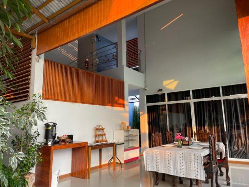 une salle à manger avec une table dans une maison dans l'établissement DE ROSE Hotel Chiang Mai, à Chiang Mai