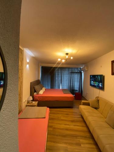 uma sala de estar com uma cama e um sofá em ZANI Hostel em Prizren