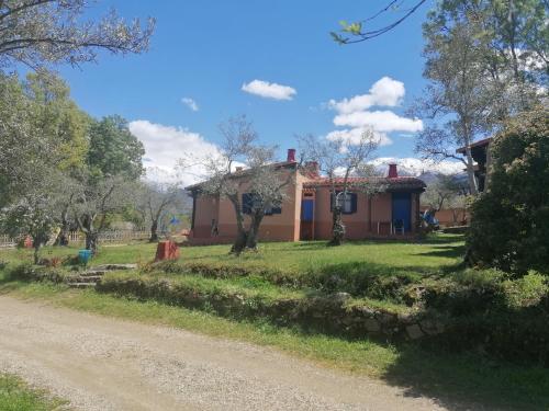 una casa al lado de un camino de tierra en RESORT de naturaleza ALDEA VETONIA en HERVAS" ideal parejas, familias, grupos, mascotas" chquipark, piscina, zonas deportivas CHECK OUT HASTA LAS 20H actividades desdé el 22 de junio, en Hervás