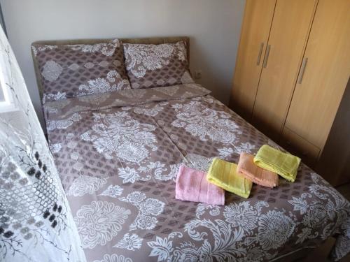 a bedroom with a bed with two towels on it at Apartman Josipa in Peroj