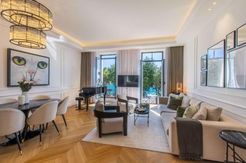 un salon avec un canapé et une table dans l'établissement QUAI PROMENADE Brand-new! In front of the sea next to the old town, à Nice