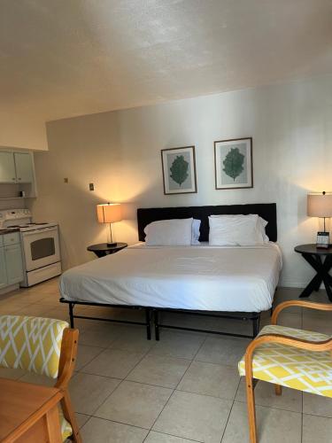En eller flere senger på et rom på Dee Jay Beach Resort