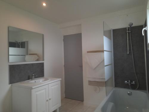 W łazience znajduje się umywalka, prysznic i wanna. w obiekcie Appartements Lannion proche centre, Côtes de Granit Rose w mieście Lannion