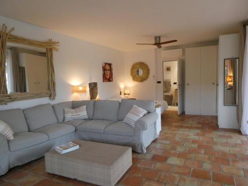 een woonkamer met een bank en een tafel bij Ramatuelle, Pampelonne, villa in Saint-Tropez