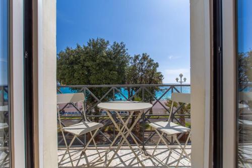 - une vue depuis la fenêtre d'une table et de chaises depuis le balcon dans l'établissement QUAI PROMENADE Brand-new! In front of the sea next to the old town, à Nice
