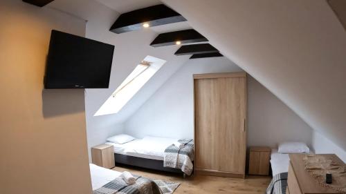 Ένα ή περισσότερα κρεβάτια σε δωμάτιο στο Willa Trzy Podkowy