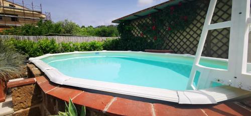 a large swimming pool with avisor around it at Il Giardino di Laura in Corsanico-Bargecchia