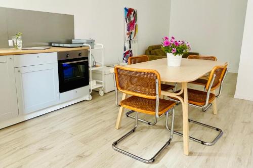 uma cozinha com mesa e cadeiras num quarto em I Cavour 108 em Porto SantʼElpidio