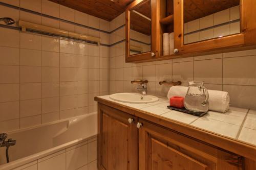 ein Badezimmer mit einem Waschbecken und einer Badewanne in der Unterkunft City Center Apart, Swimmingpool , Free Parking in Chamonix-Mont-Blanc