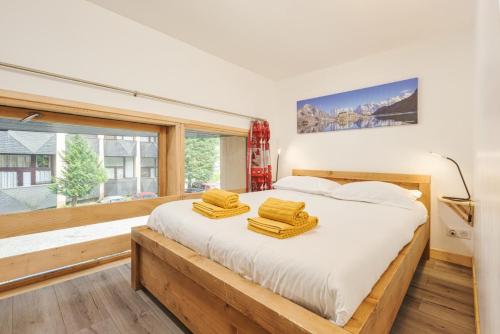ein Schlafzimmer mit einem großen Bett und einem großen Fenster in der Unterkunft Modern Apart 2BR Close to Grand Montets Lift in Chamonix-Mont-Blanc