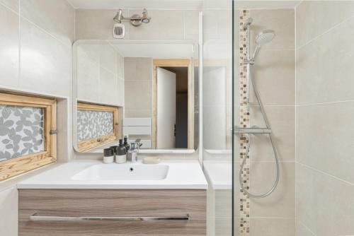 ein Bad mit einem Waschbecken und einer Dusche in der Unterkunft Modern Apart 2BR Close to Grand Montets Lift in Chamonix-Mont-Blanc