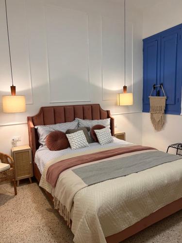 una camera da letto con un grande letto con armadi blu di Apartament BellaPola Trapani a Trapani