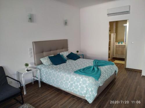 una camera da letto con un letto grande con cuscini blu di AL "Hospedaria Por do sol" Sunset Olhao a Olhão