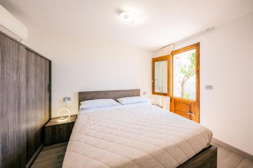 ラヴェッロにあるCasa delle Meraviglieの大きなベッドと窓のある寝室