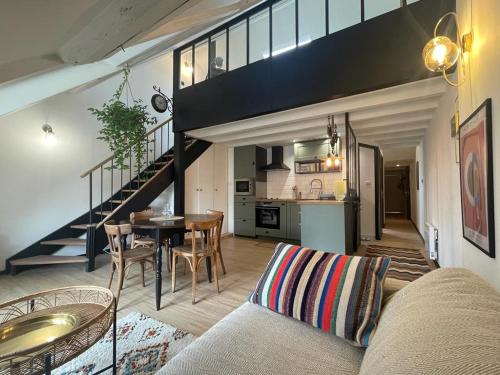 un salon avec un canapé et une table et une cuisine dans l'établissement VUE SPECTACULAIRE - LA VERRIERE - CENTRE-VILLE - Home-One, à Besançon