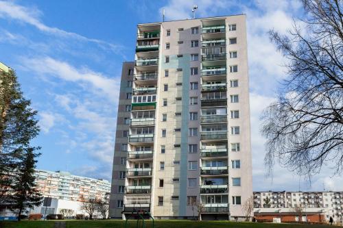 un edificio de apartamentos alto y blanco en una ciudad en Seaside Apartment, en Gdansk