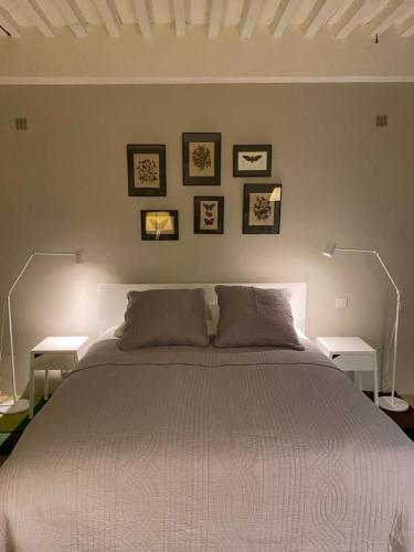 une chambre avec un grand lit avec trois tableaux au mur dans l'établissement Studio de l'Atelier d'Artiste, à Avignon