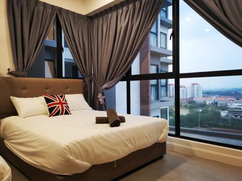 een slaapkamer met een bed en een groot raam bij Bell Suite - The Premium Suite @ Sepang in Sepang