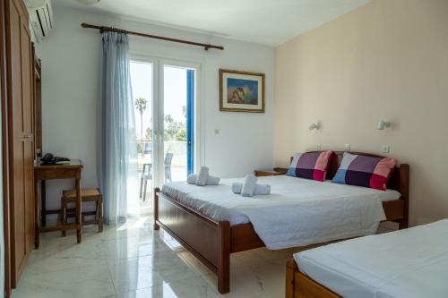 Säng eller sängar i ett rum på Miros Hotel Apartments