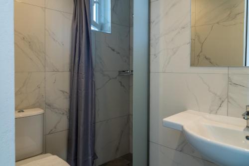 Kylpyhuone majoituspaikassa Miros Hotel Apartments