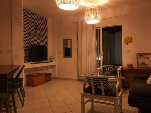 ein Wohnzimmer mit einer Couch und einem Sessel in der Unterkunft Chalé Paraíso -Maracajaú 4- Casa 38 - Beira-mar in Maxaranguape