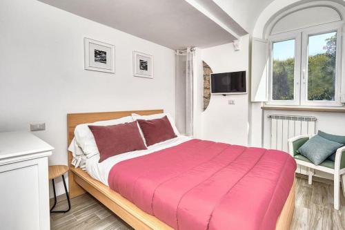 ein Schlafzimmer mit einem großen Bett mit einer rosa Decke in der Unterkunft DENTECALA 4 in Capri