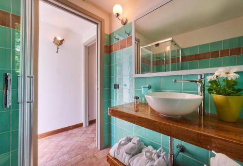 Phòng tắm tại La casetta nel bosco - Hot tube and Sauna