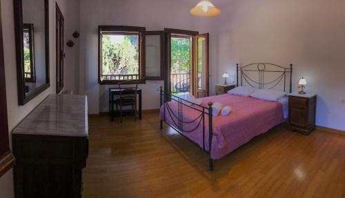 Schlafzimmer mit einem Bett und Holzboden in der Unterkunft Mountain Breeze Sanctuary in Volos