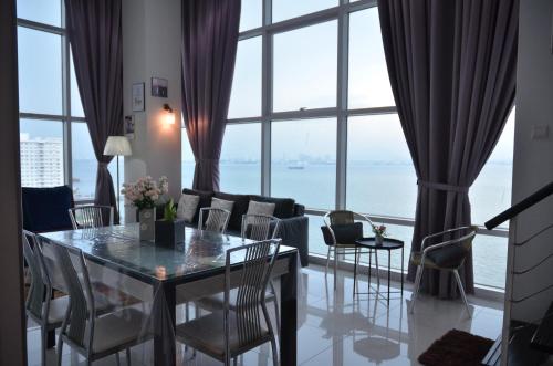 Χώρος καθιστικού στο MARITIME SUITE DUPLEX PENANG- PEMANDANGAN LAUT