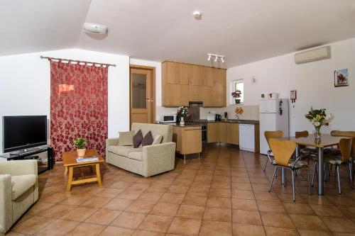 a living room with a couch and a table and a kitchen at 609 Villa Mariposa in Lagos