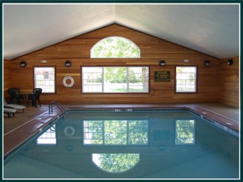 a house with a swimming pool in the middle at New England Inn & Lodge in North Conway