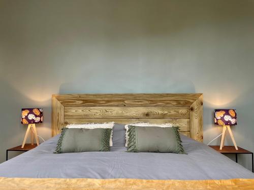 une chambre avec un grand lit avec deux lampes dans l'établissement Le Cosy, à Bayeux