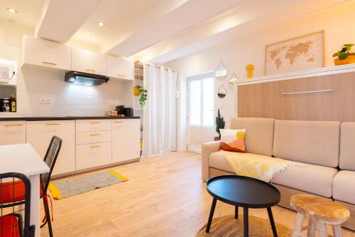 un salon avec un canapé et une table dans l'établissement Appartement cocooning proche mer, à Carqueiranne