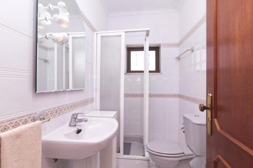 Casa Sonho في Malhão: حمام أبيض مع حوض ومرحاض