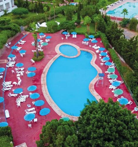 Bazén v ubytování Hôtel Le Mont Vert nebo v jeho okolí