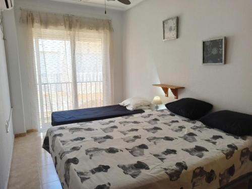 Formentera de SeguraにあるApartamento Formenteraのベッドルーム1室(毛布、牛付)